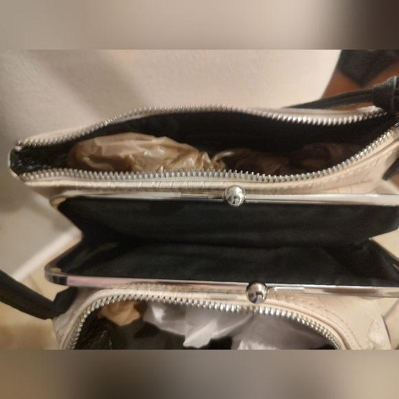 Nine West adjustable strap length cross body purse - Picture 4 of 5